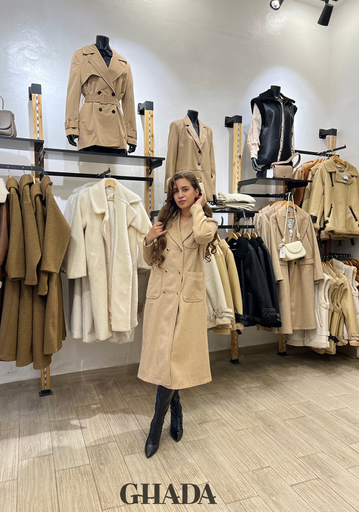 Manteau long en beige avec double boutonnage