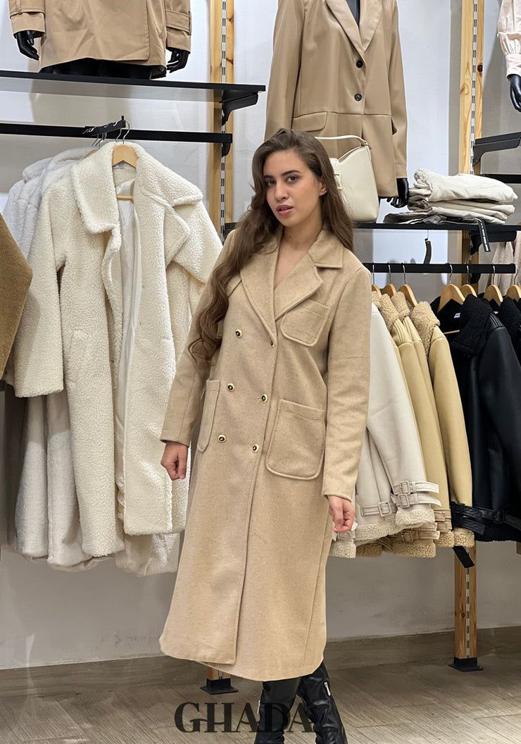 Manteau long en beige avec double boutonnage